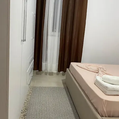 Main Bulevard 5 * Τίρανα